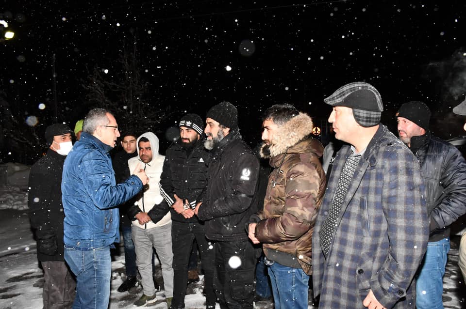 Seydişehir'de Yolda  kalanlara  Kaymakam  kumanya dağıttı