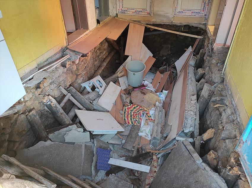 Seydişehir'de zemini çöken müstakil evdeki kadın ile torunu yaralandı
