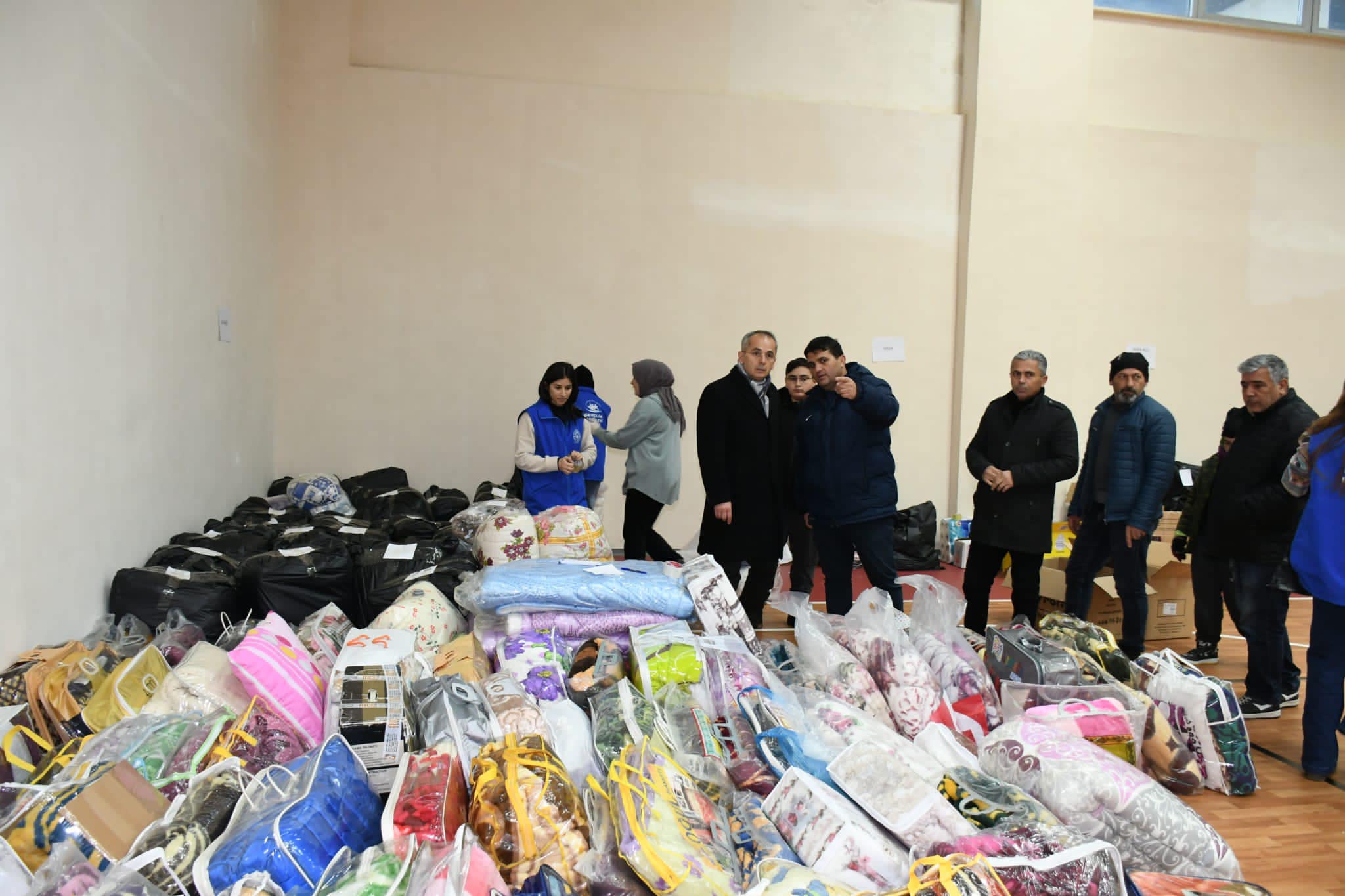 SEYDİŞEHİR DEPREMDE TEK YÜREK KAMPANYASINA  YARDIMLAR  GELMEYE  BAŞLADI.