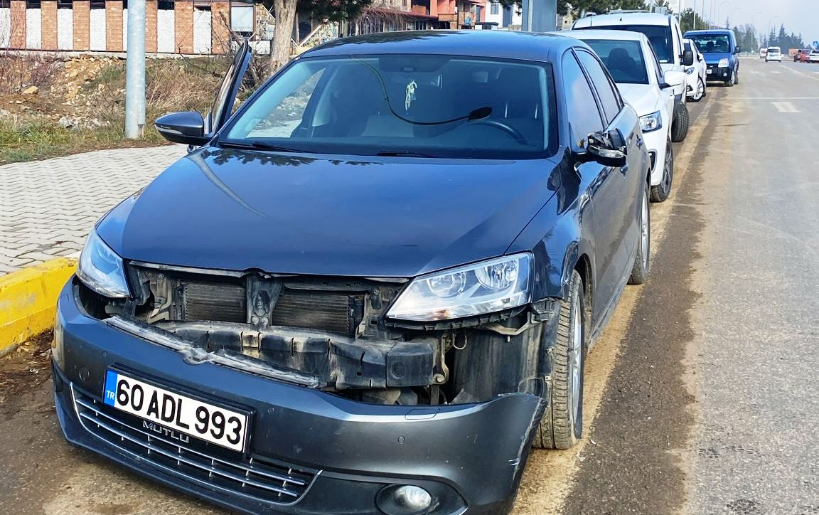 SEYDİŞEHİR DEVLET HASTANESİ ÖNÜNDE PARK HALİNDEKİ ARACA ÇARPİP KAÇTILAR