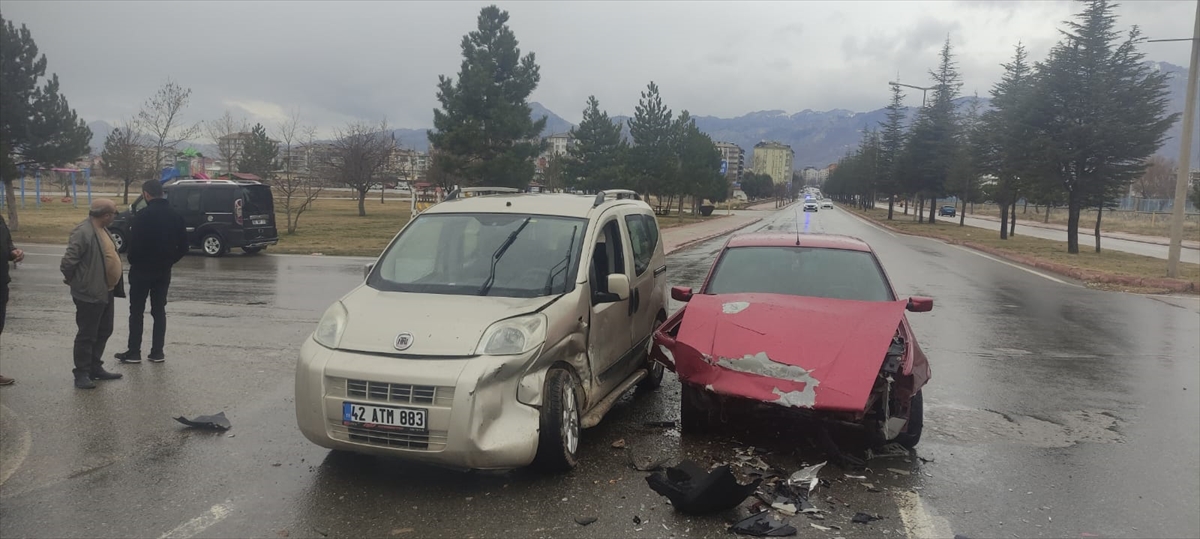 Seydişehir'e iki otomobilin çarpışması sonucu 1 kişi yaralandı