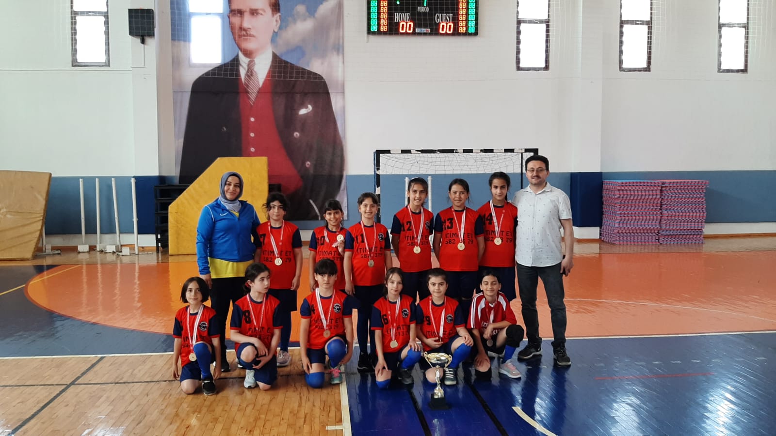Seydişehir Gazi ilkokulu Okul Sporları Minikler Hentbol Şampiyonu oldu.