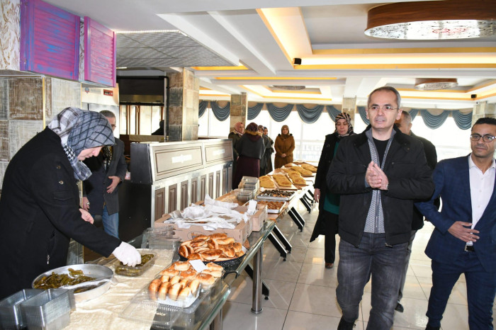SEYDİŞEHİRDE GÖNÜLLÜ HANIMLARDAN  DEPREM BÖLGESİNE DESTEK  İÇİN KERMES