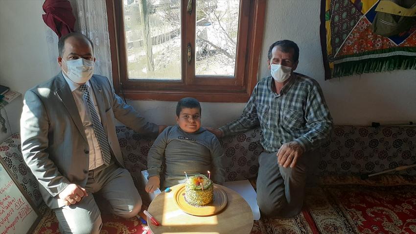 Seydişehir İlçe Mili Eğitim Müdürü Kibar'dan engelli öğrenciye doğum günü sürprizi