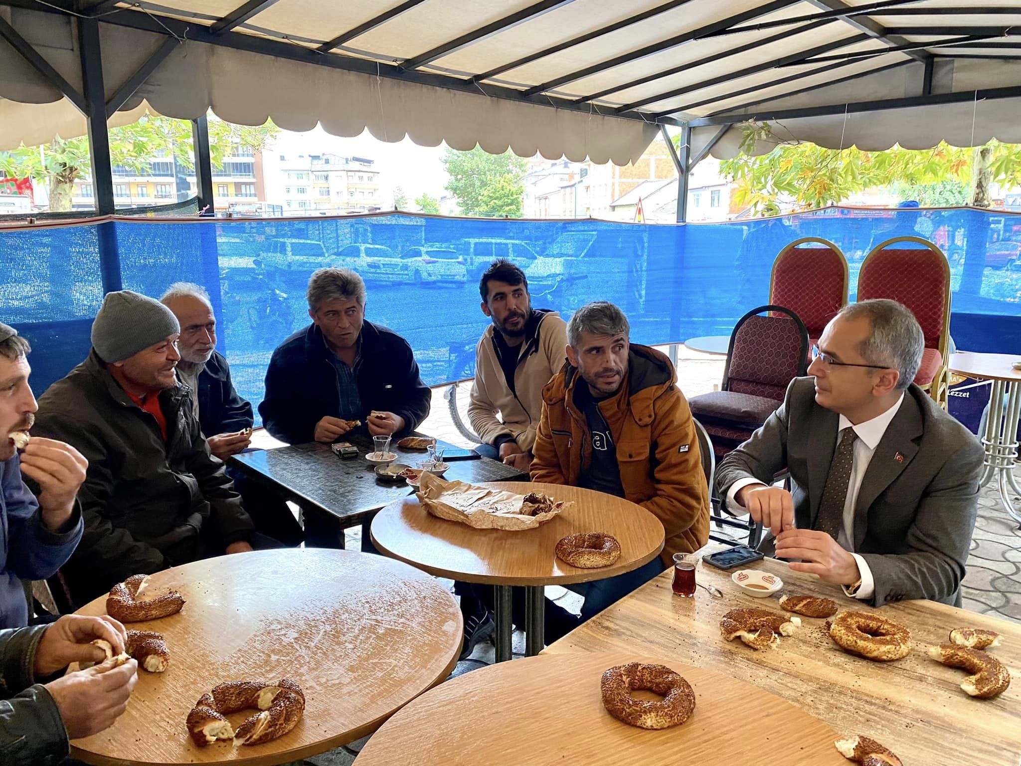 Seydişehir'in bisikletli kaymakamı bu kez elinde simitle Hamallar Kahvesinin kapısını çaldı