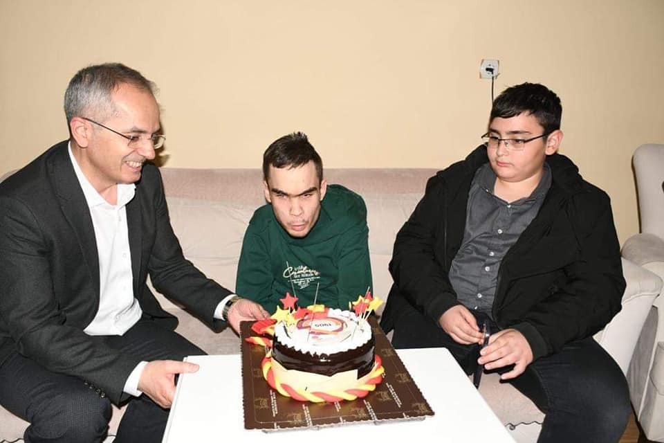 Seydişehir Kaymakamı Pişkin'den görme engelli gence doğum günü sürprizi