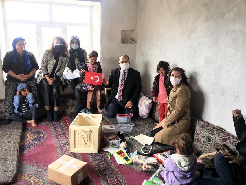 Seydişehir kırsal mahallerindeki çocuklara oyuncak ve eğitici materyaller dağıtılıyor