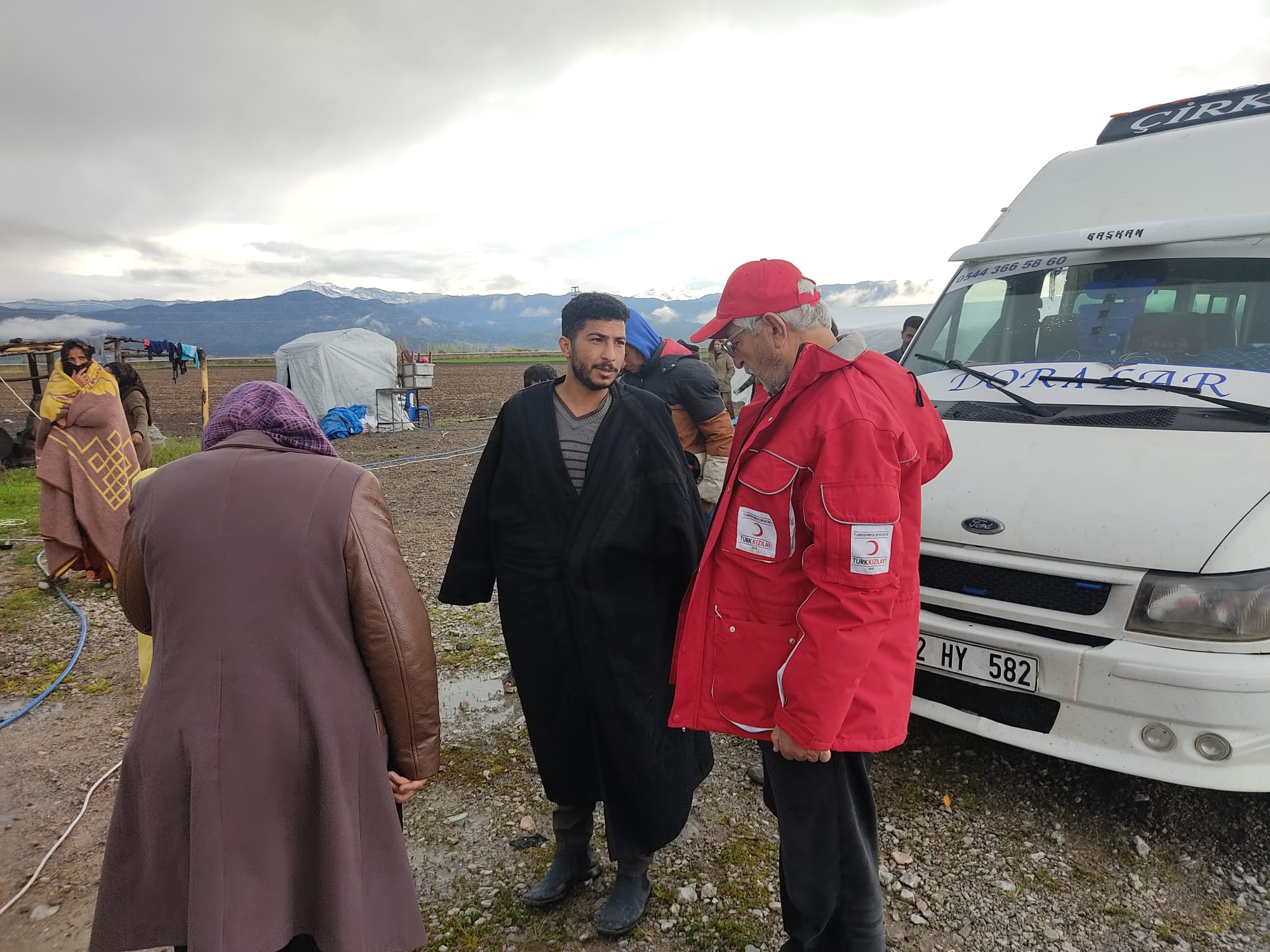 Seydişehir Kızılay'dan Urfalı tarım işçilerine yardım