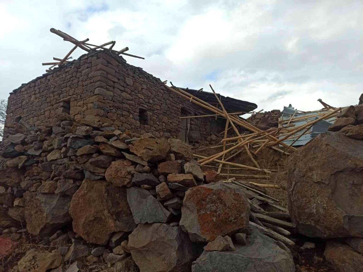 Seydişehir  Ufacık Mahallesinde kuvvetli rüzgar sonrası evlerin çatıları uçtu.