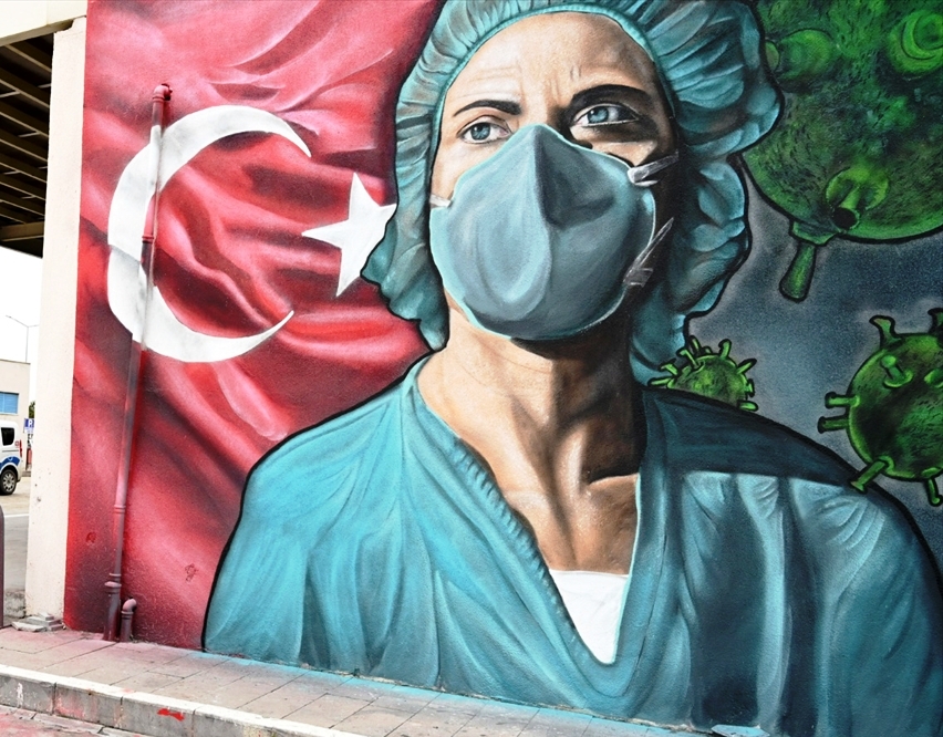 Seydişehir  yerleşen Brezilyalı Silva, hastane duvarını renklendirdi