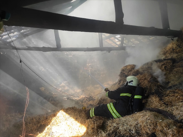 Seydişehirde ahır ve samanlıkta çıkan yangın söndürüldü