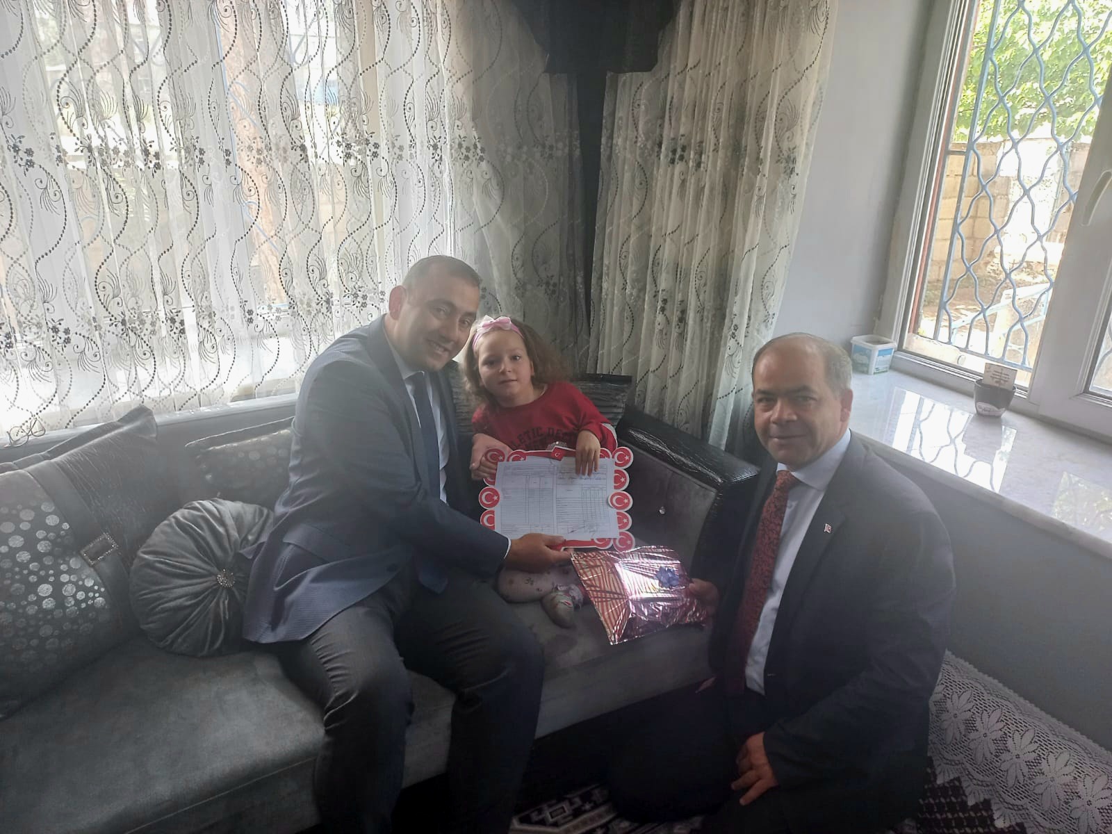 SEYDİŞEHİRDE  EVDE  EGİTİM GÖREN 1.SINIF ÖĞRENCİSİNİN KARNESİNİ KAYMAKAM VERDİ