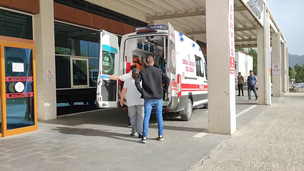 Seydişehirde ikinci kattaki evin penceresinden düşen 2 yaşındaki çocuk yaralandı