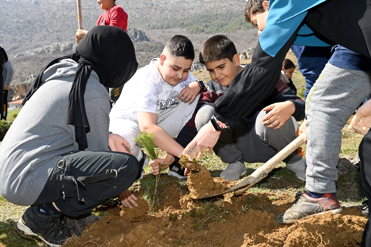 Seydişehirde öğrenciler fidanları toprakla buluşturdu