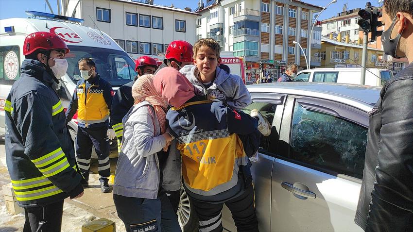 SEYDİŞEHİRDE otomobilde mahsur kalan kardeşleri itfaiye ekipleri kurtardı