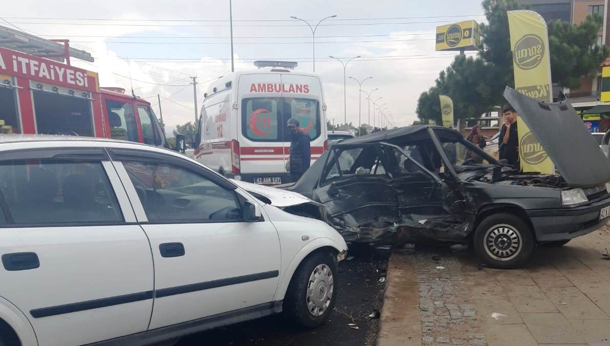 SEYDİŞEHİRDE TRAFİK KAZASI 3 YARALI