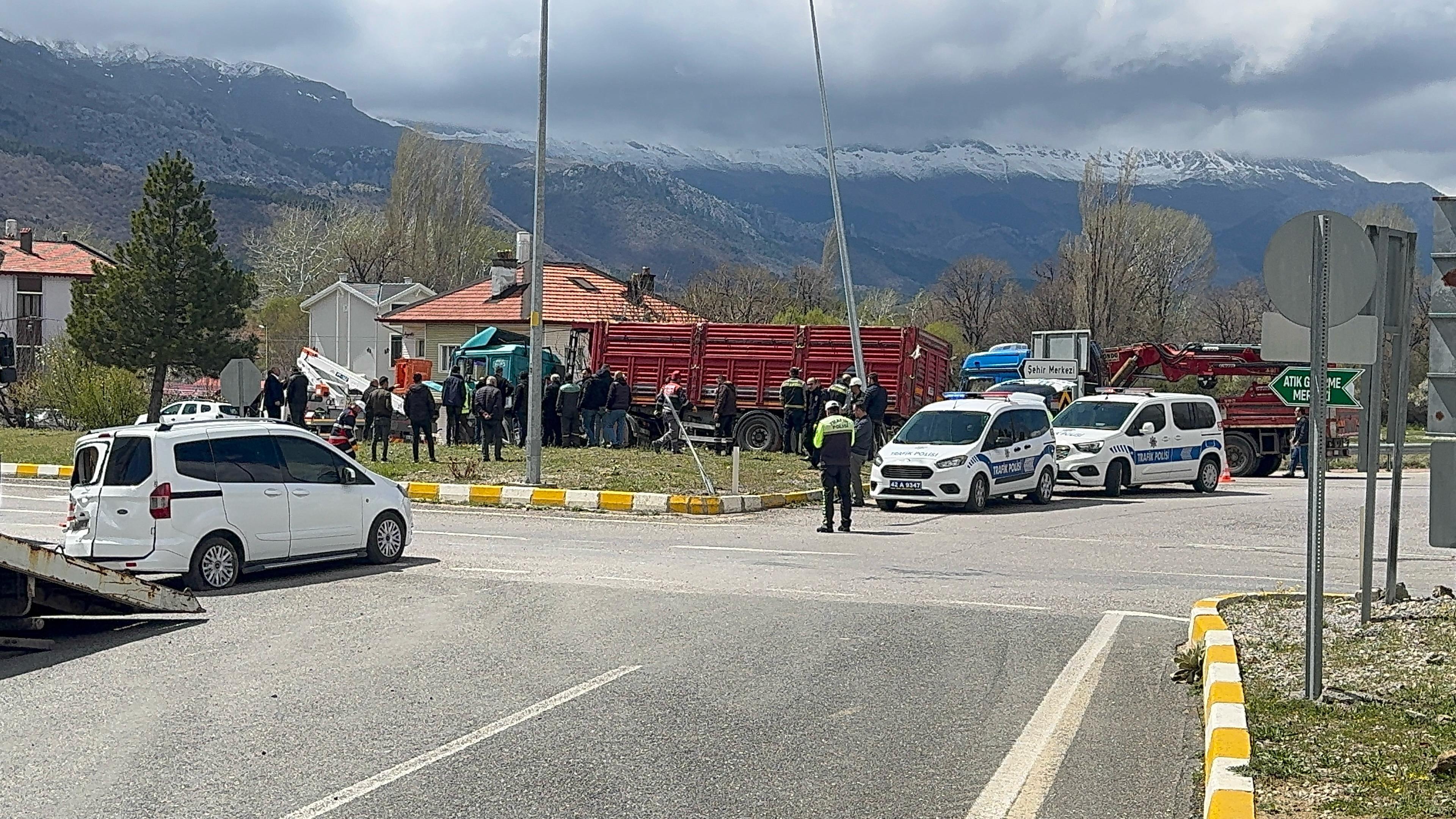 Seydişehir'de Ticari Araç ile Tır Çarpıştı: 4 Yaralı