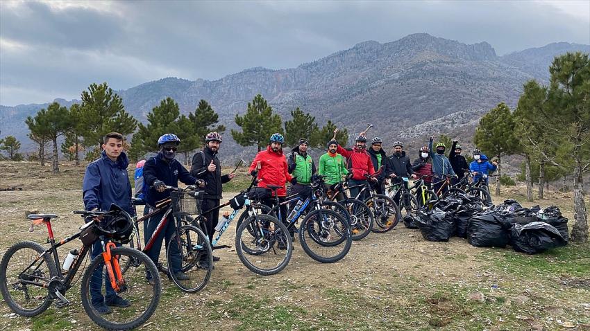 Seydişehirli bisikletçiler, piknik alanında çöp topladı
