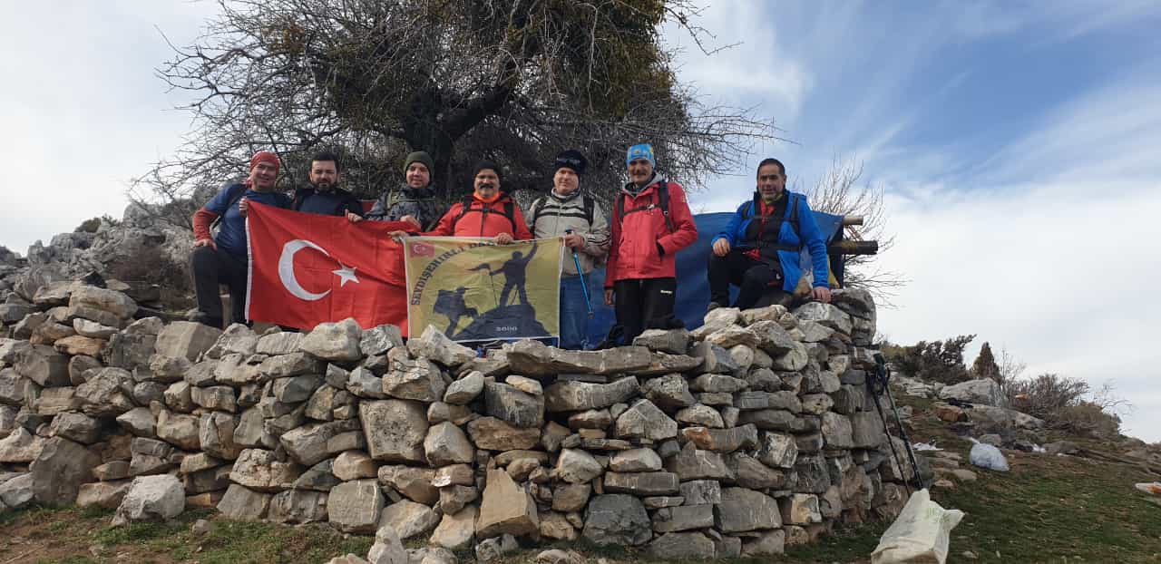 SEYDİŞEHİRLİ  DAĞCILARIN    BUGÜNKÜ ETKİLİĞİ DEPREMDE  HAYATINI KAYBENDENLER ANISINA YAPTI