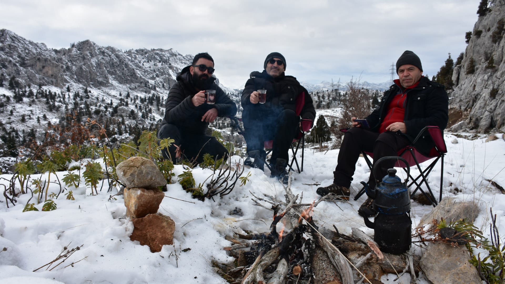 Seydişehirli Doğaseverlerin Karlı Dağlarda Kar üstünde  közde çay  aşkı . VİDEOHABER