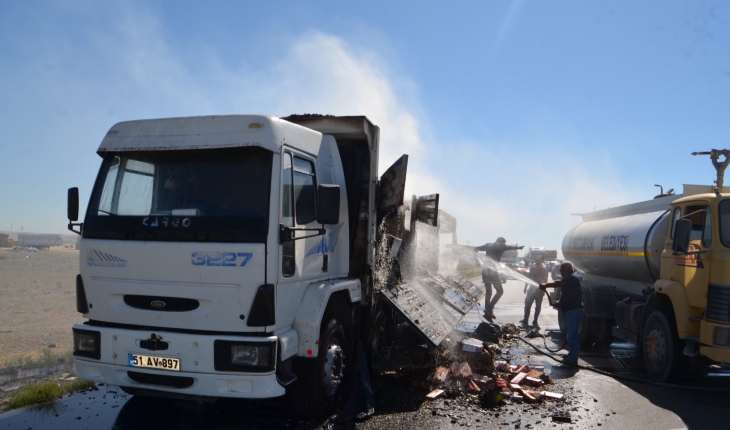 Seyir halindeki kamyonun kasası yandı