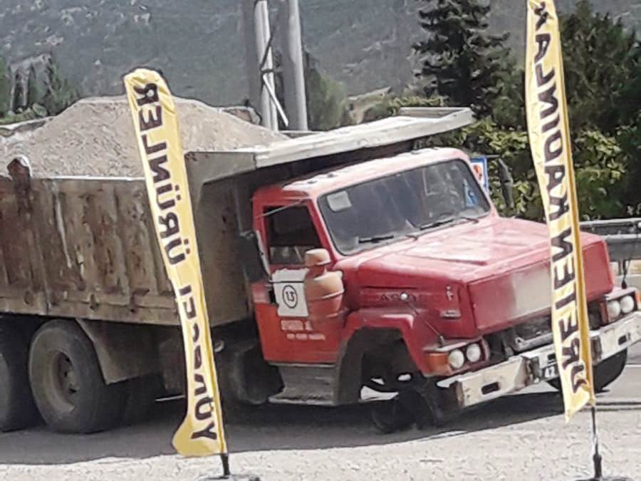 Seyir halindeki kamyonun tekerleği fırladı, facianın eşiğinden dönüldü