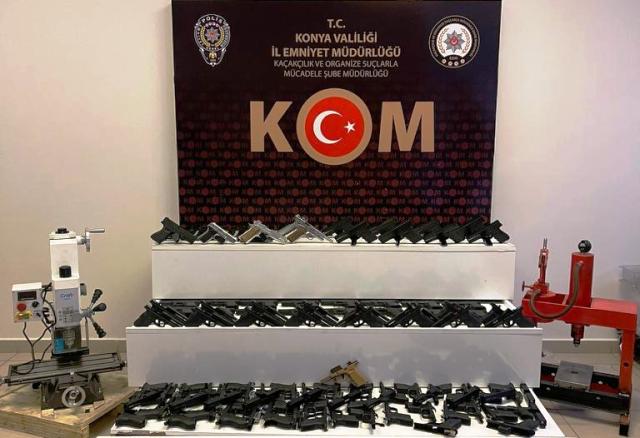 SİLAH KAÇAKÇISININ EVİNDEN CEPHANELİK ÇIKTI