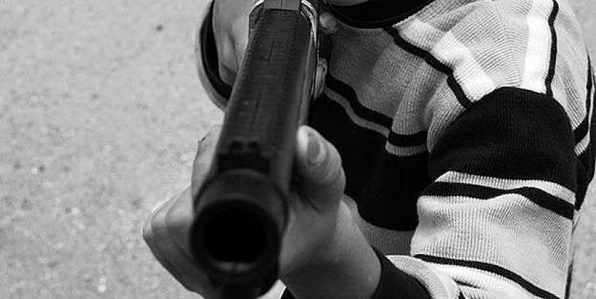 Silahla oynayan çocuk kardeşini öldürdü