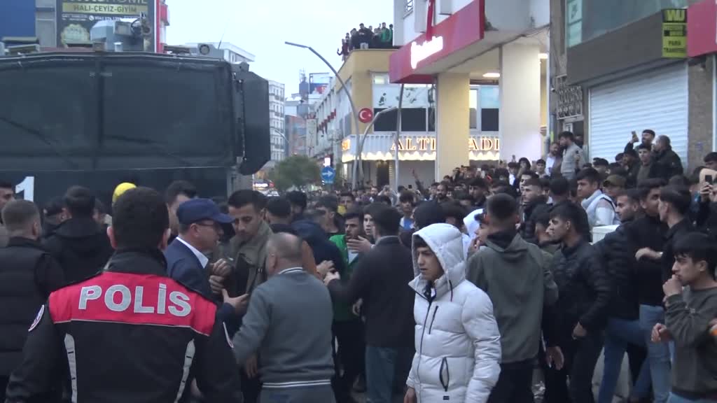 Silopi Kaymakamlık önünde  Kur'an-ı Kerim'i yırtan kişi tutuklandı