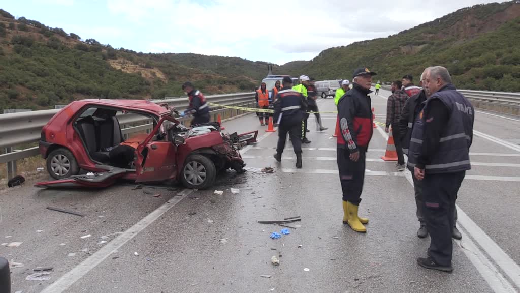 SİNOP - Kamyona çarpan otomobildeki 4 kişi öldü, 1 kişi yaralandı