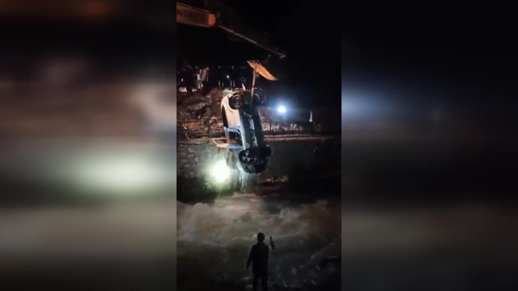 ŞIRNAK - Dereye devrilen hafif ticari araçtaki 4 kişi öldü