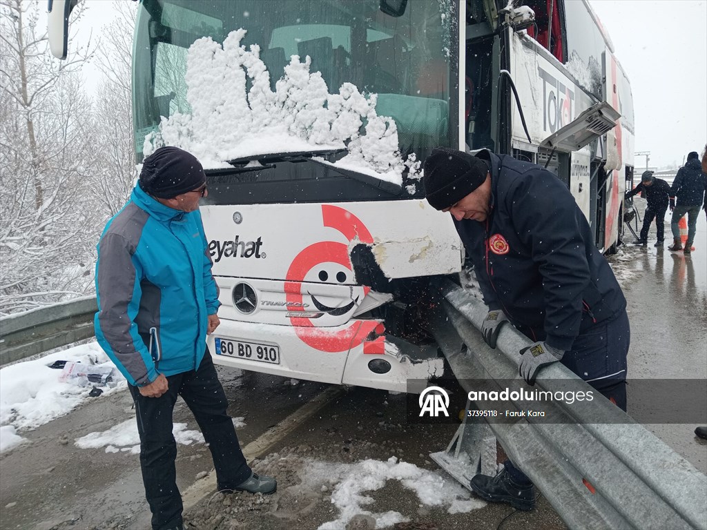 Sivas'ta 2 yolcu otobüsünün çarpıştığı kazada 6 kişi yaralandı