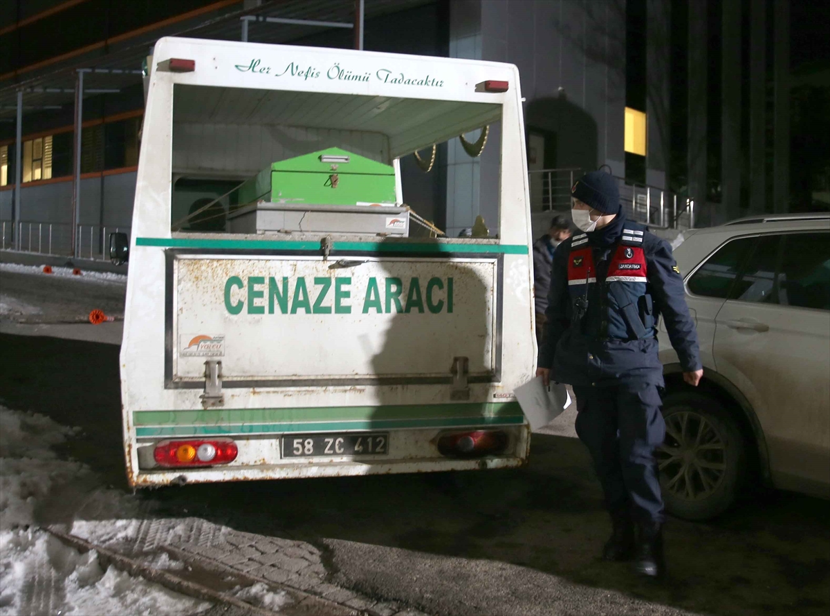 Sivas'ta bir evde Baba-oğul ölü bulundu, kesik baş aranıyor