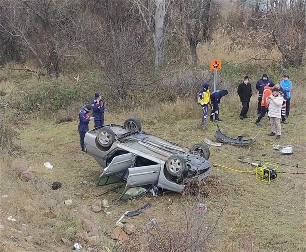 Sivas'ta devrilen otomobildeki 3 kişi öldü, 1 kişi yaralandı
