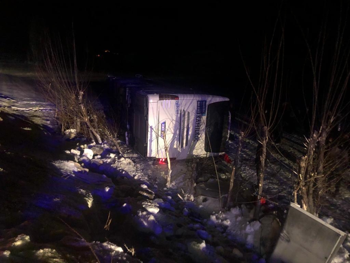 Sivas'ta devrilen yolcu otobüsündeki 11 kişi yaralandı