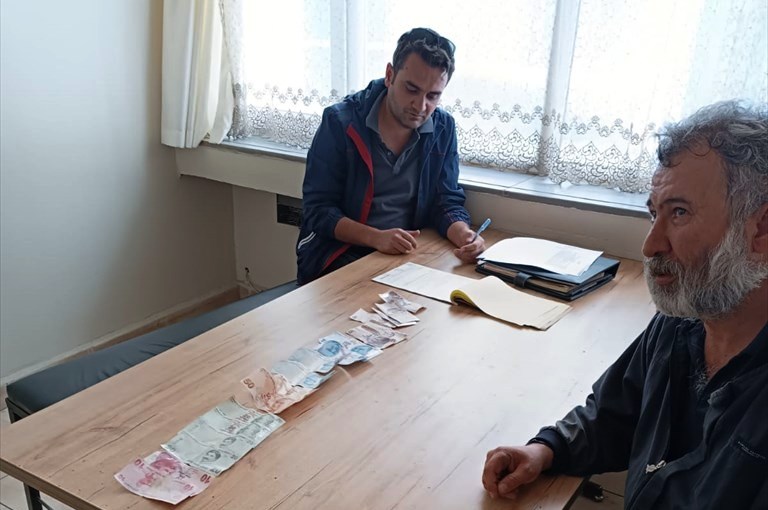 Sivas'ta dilenirken yakalanan kişinin koltuk değneğinden 730 lira çıktı