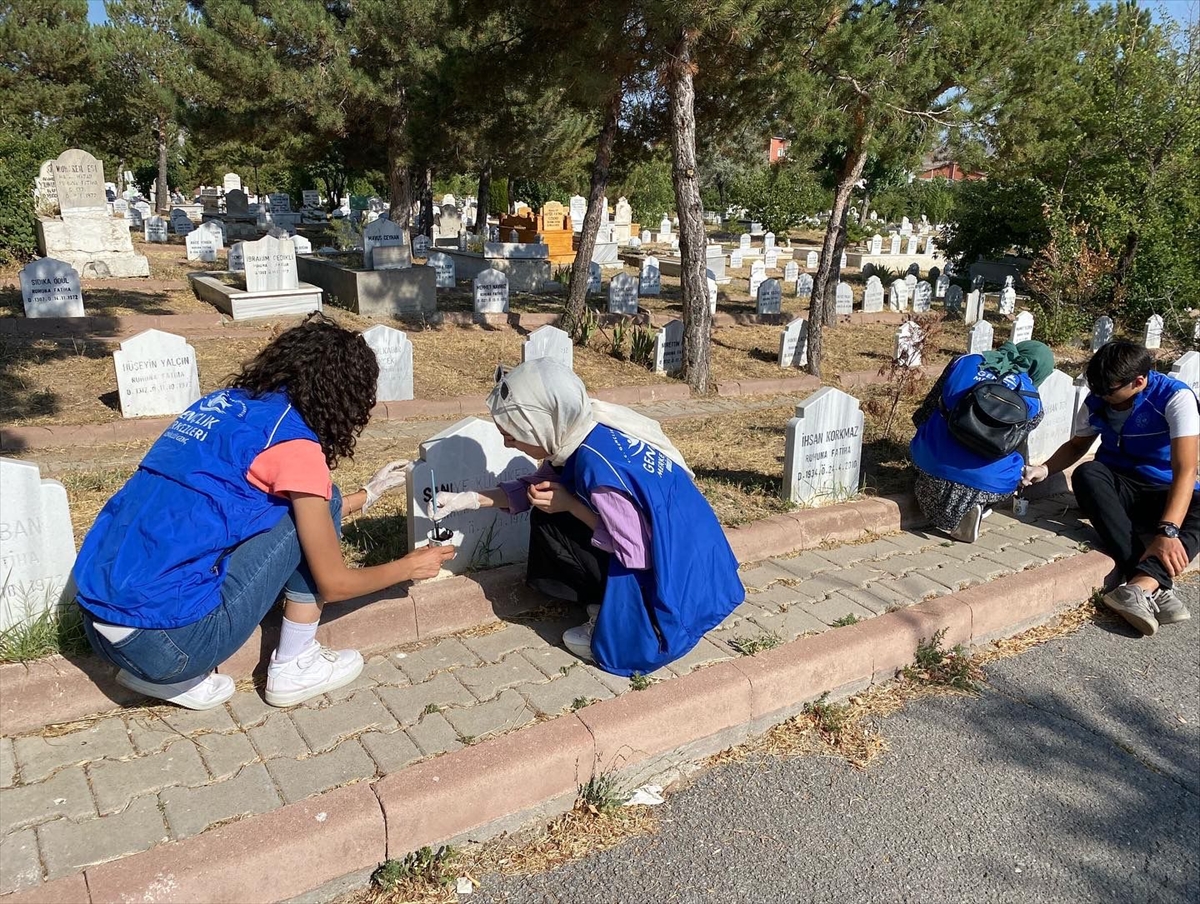 Sivas'ta gönüllü gençler, mezar taşlarının silinen yazılarını yeniledi