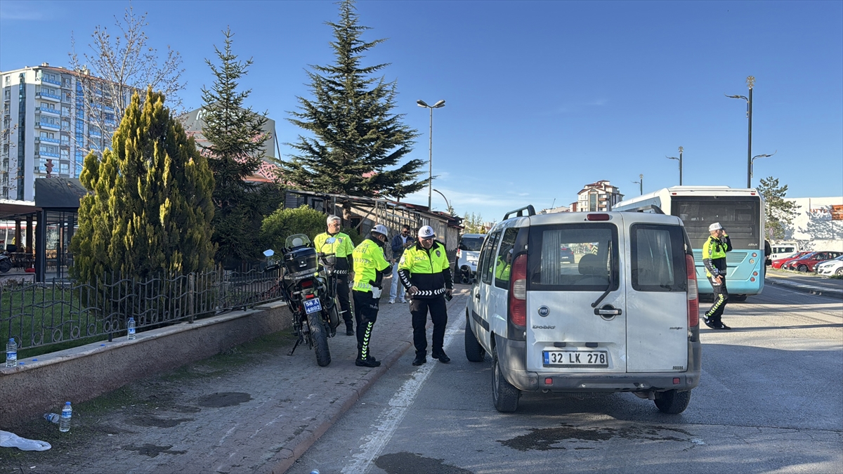 Sivas'ta hafif ticari araçla çarpışan motosikletteki 2 polis yaralandı