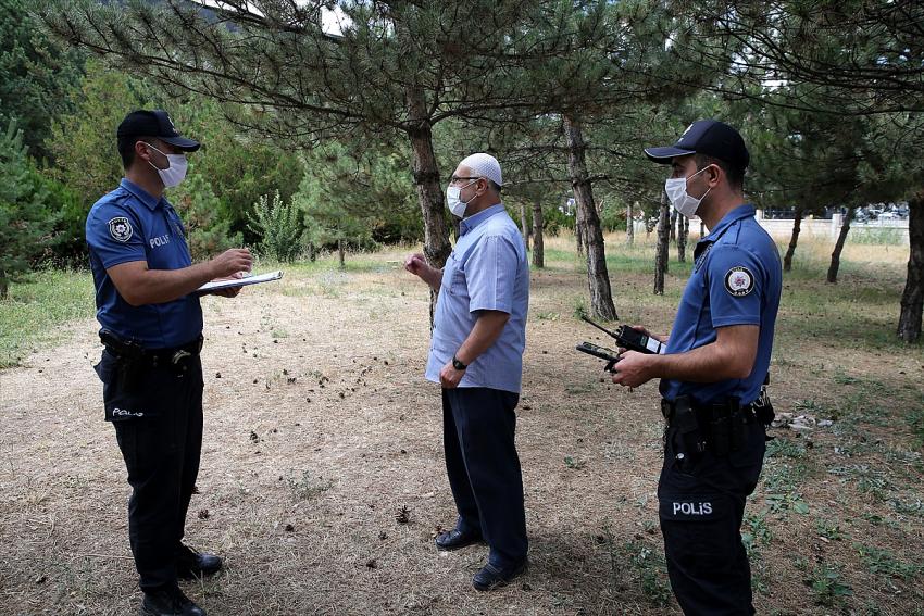 Sivas'ta imam cami bahçesinde bulduğu altınları polise teslim etti