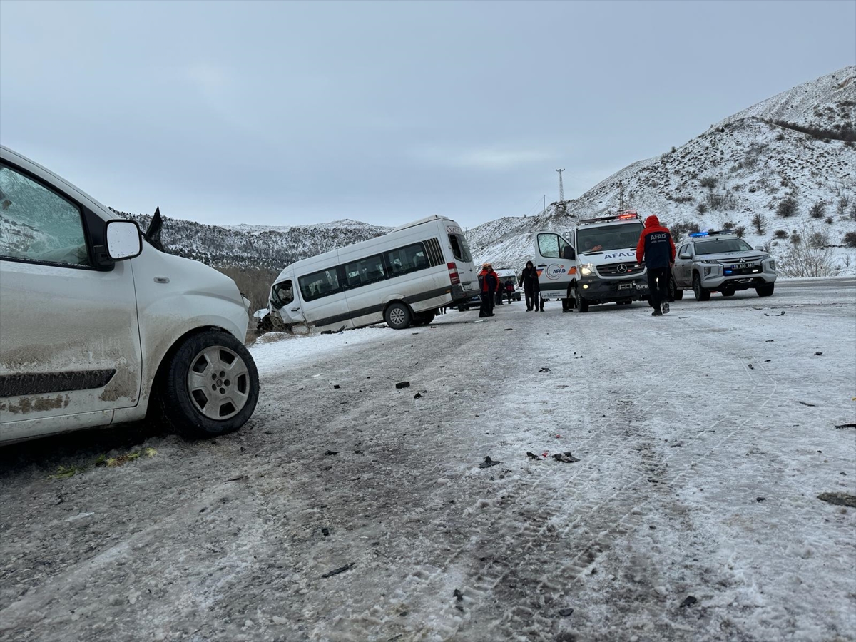 Sivas'ta yolcu minibüsü ile hafif ticari aracın çarpıştığı kazada 16 kişi yaralandı