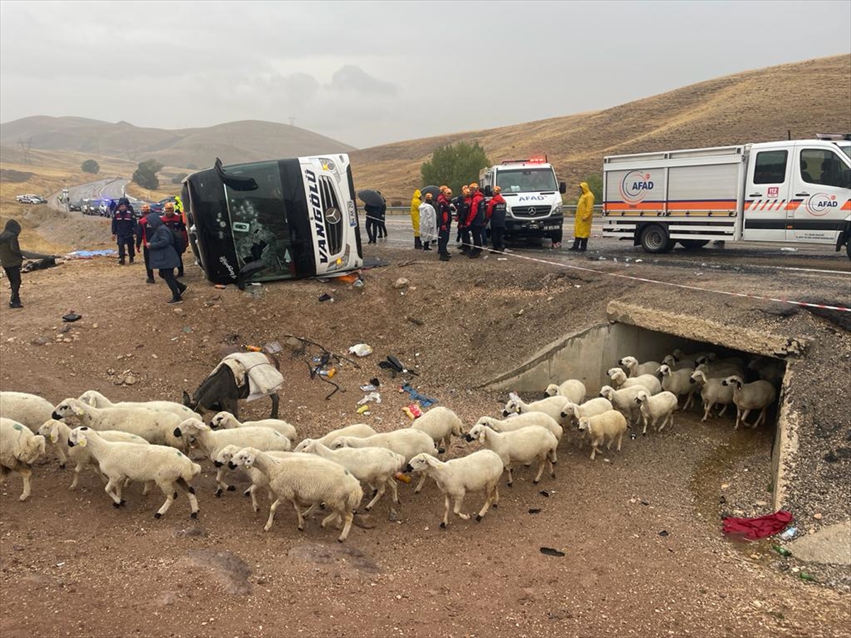 Sivas'ta yolcu otobüsü devrildi, 7 kişi öldü, 40 kişi yaralandı