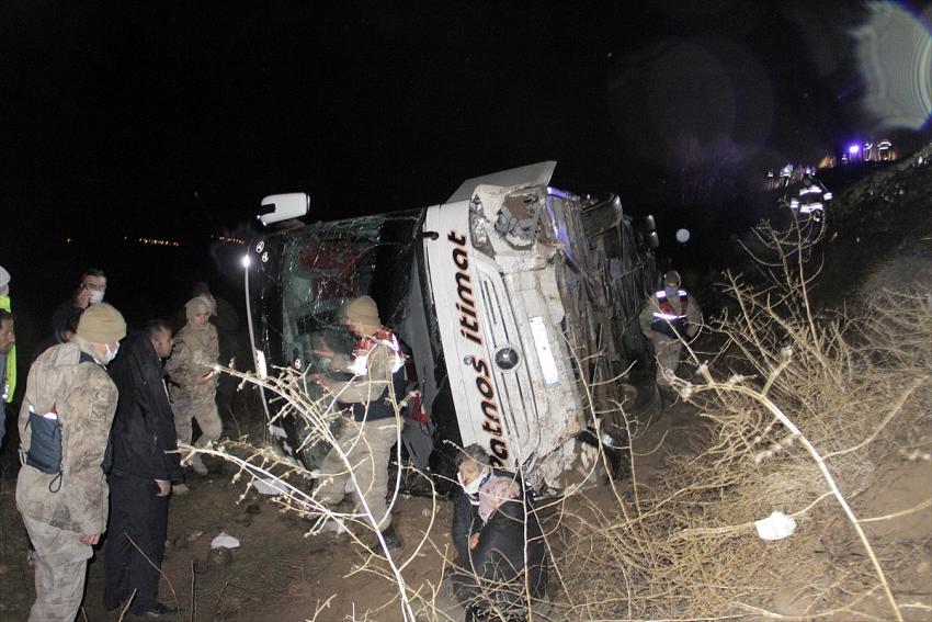  Sivas'ta yolcu otobüsü devrildi: 39 yaralı