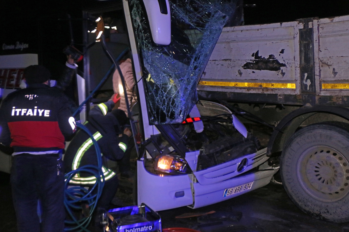 Sivas'ta yolcu otobüsü ile 2 tır çarpıştı, 1 kişi öldü, 13 kişi yaralandı