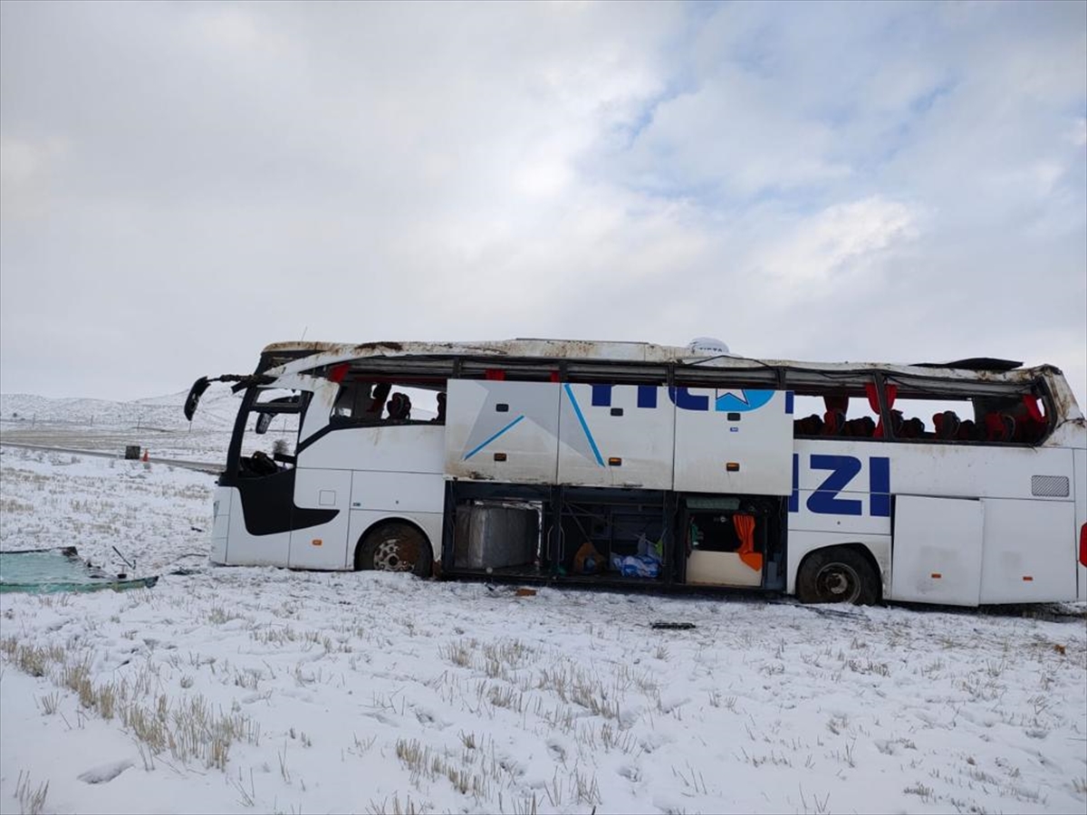 Sivas'ta yolcu otobüsünün devrilmesi sonucu 20 kişi yaralandı