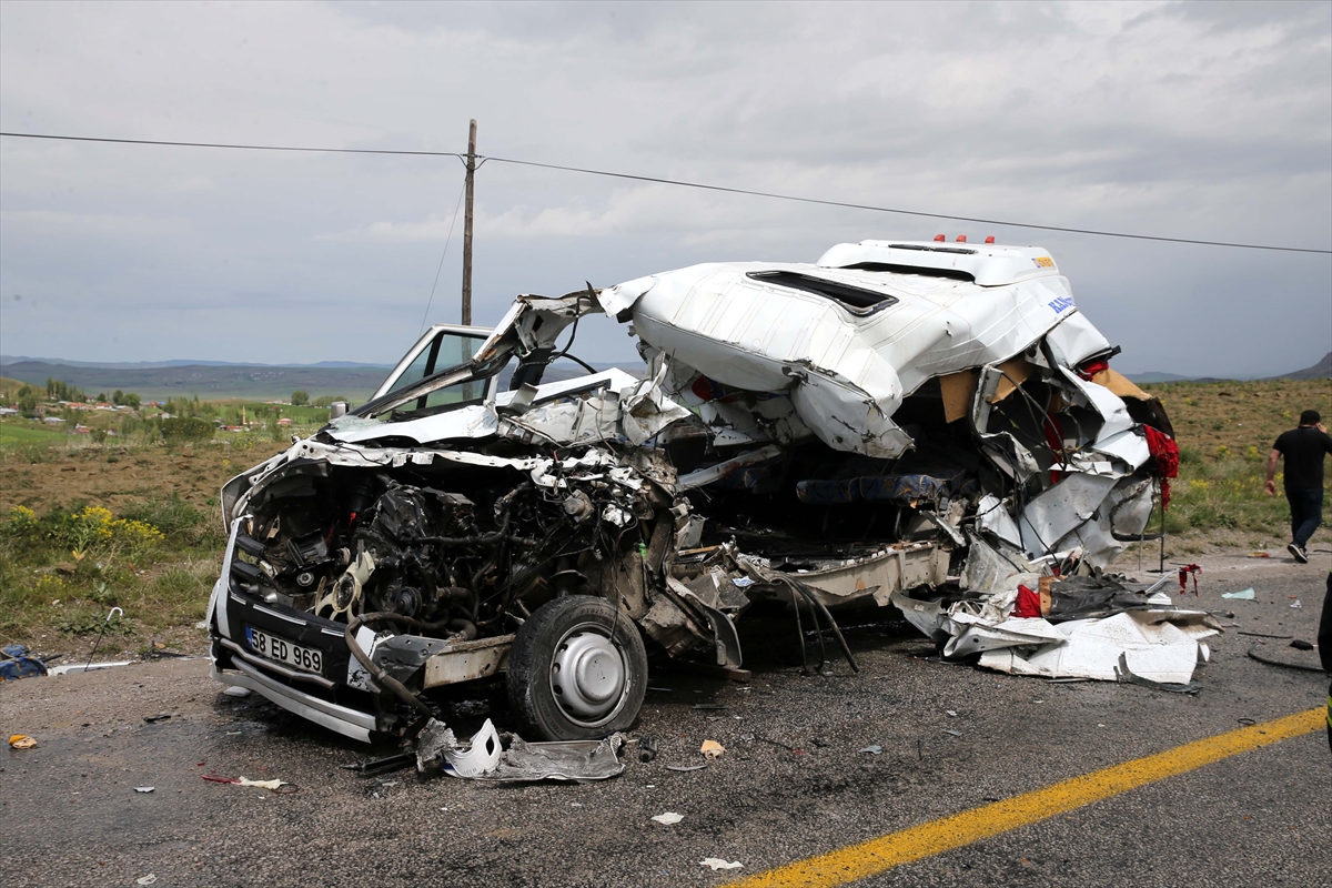 SİVAS - Tır ile yolcu minibüsünün çarpıştığı kazada 4 kişi öldü (2)