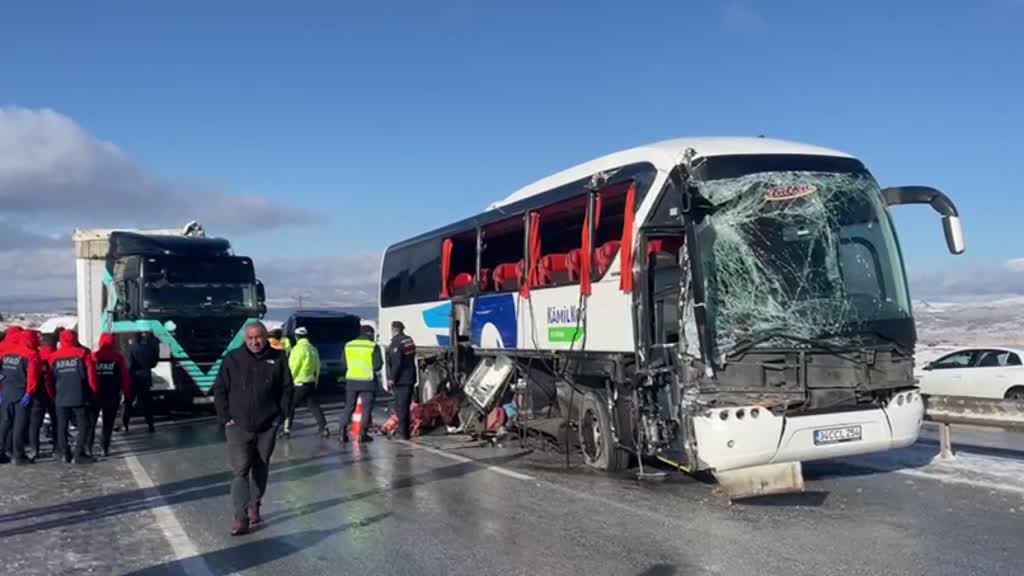 SİVAS - Yolcu otobüsü ile tır çarpıştı: 1 ölü, 2 yaralı