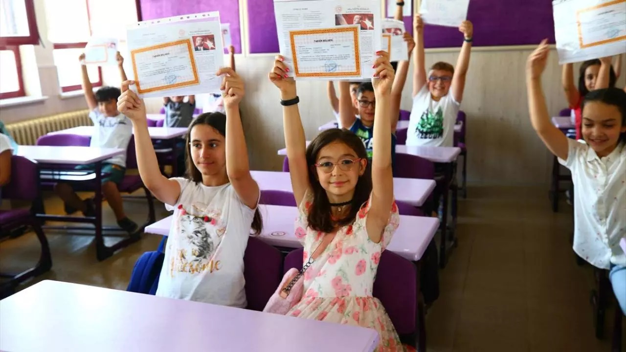 Son ders zili bugün çalacak! Karne zamanı...Yaz okulu için önemli detay