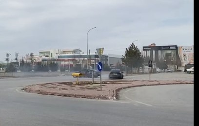 Sosyal Medya Paylaşımı Uğruna Yol Kesip Drift Atan Kendini Bilmez Sürücüler Polis Tarafından Yakalandı