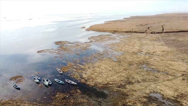 Su seviyesi düşen Beyşehir Gölü kıyıları çekiliyor