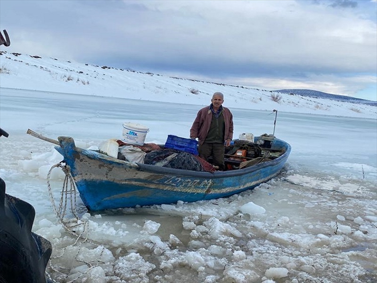 Suğla  Gölünde balıkçılar buzları kırarak tekneleri kurtardı